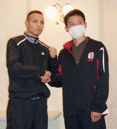 予備検診後に握手するＷＢＣスーパーフェザー級王者の三浦隆司（右）と挑戦者のダンテ・ハルドン