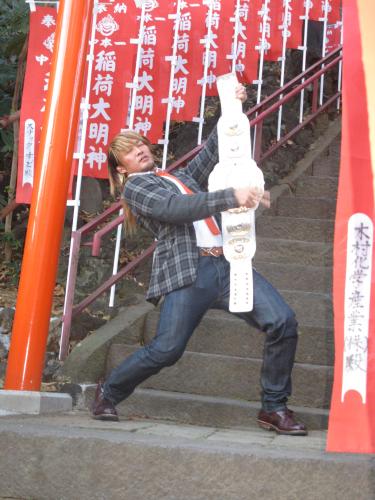 ２月９日の広島大会で中邑との再戦が決定した棚橋は初詣した神社でくねくねエアギターを披露