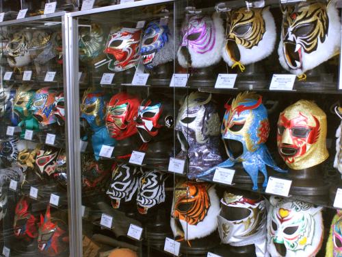 「プロレス・マスク・ミュージアム」に並べられたプロレスラーのマスク