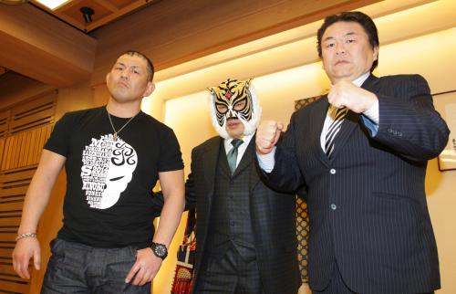 鈴木みのる（左）、初代タイガーマスク（中）の横でガッツポーズをする貴闘力