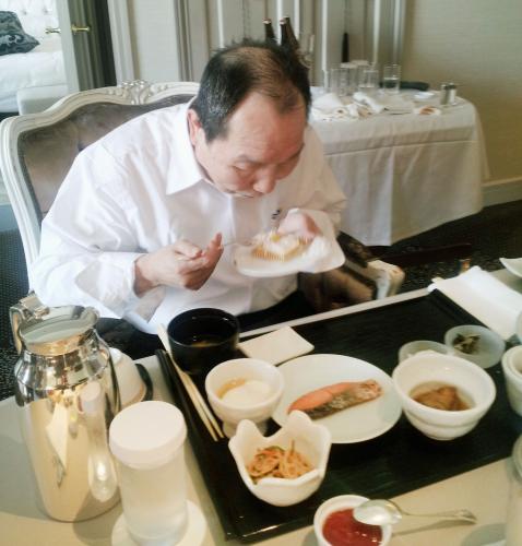 東京都内のホテルで朝食をとる袴田巌さん（弁護団提供）
