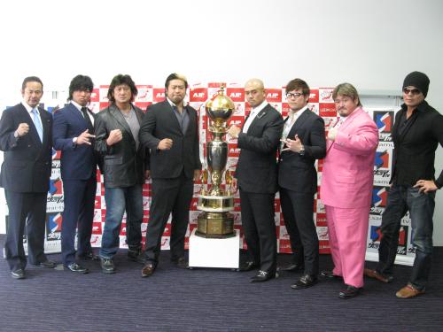 １３日から開幕する全日本のチャンピオン・カーニバルに参戦する８人が参加して会見した。左からＡ組の西村、宮原、大森、諏訪魔、Ｂ組の秋山、潮崎、吉江、ＫＥＮＳＯ