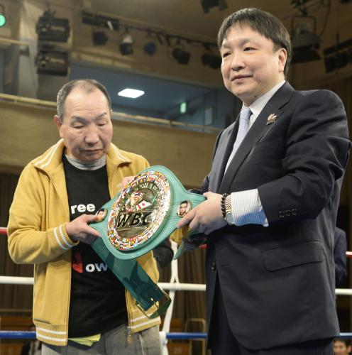 日本プロボクシング協会の大橋秀行会長（右）から「名誉チャンピオンベルト」を受け取る袴田巌さん