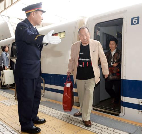 ＪＲ浜松駅に到着し、新幹線から降りる袴田巌さん