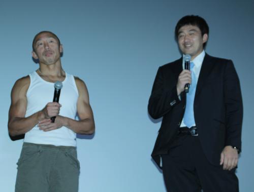 映画「デスマッチ」初日舞台あいさつに登場した武田幸三（左）と石井一久