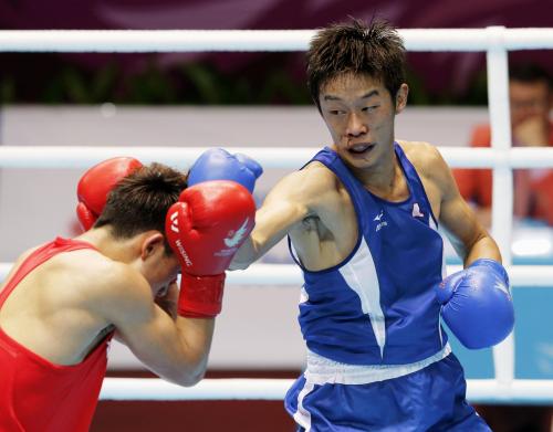 アジア大会ボクシング男子ライト級準々決勝　中国選手（左）を攻める清水聡