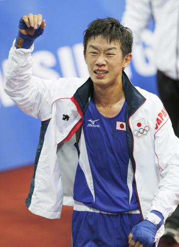 アジア大会ボクシング男子ライト級で準決勝進出を決め、声援に応える清水聡