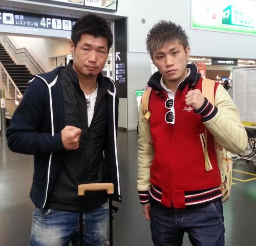 元世界２階級王者の長谷川穂積（左）は練習パートナーとともに神戸空港から沖縄キャンプへ出発