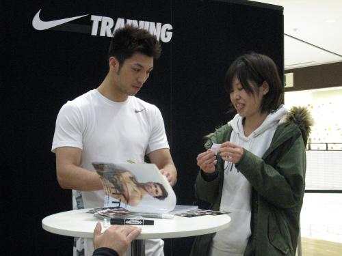 千葉市内のショッピングモールで行われたトークショーを行った村田（左）。トークショー後はファンにサインする