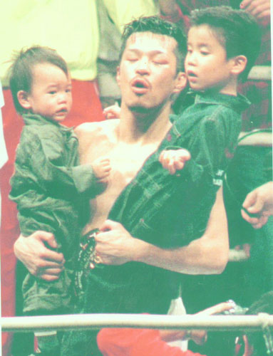 ９７年、世界王者に輝き次男・寿以輝くん（左）、長男・寿希也くん（右）を抱く辰吉丈一郎