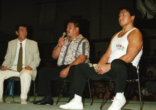 ９７年６月、天龍源一郎（右）とトークショーをする阿修羅・原さん（中央）