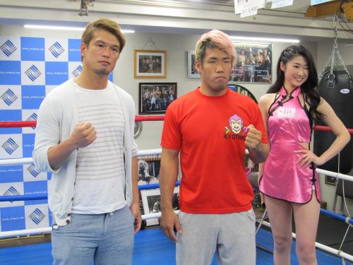 日本ヘビー級タイトルマッチの会見を行った王者・京太郎（中央）と挑戦者・石田