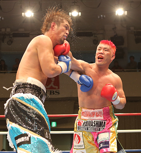 １４年４月、日本ヘビー級８回戦で石田順裕の顔面をとらえる藤本京太郎