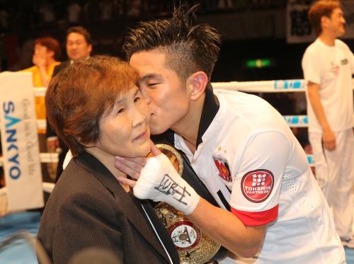 ７１歳の誕生日を迎えた祖母・ミツ子さんにキスする井岡一翔