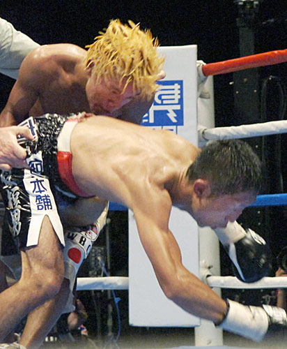 2007年10月、ＷＢＣ世界フライ級タイトルマッチの１２回、チャンピオンの内藤大助（手前）を抱えて投げ飛ばす亀田大毅