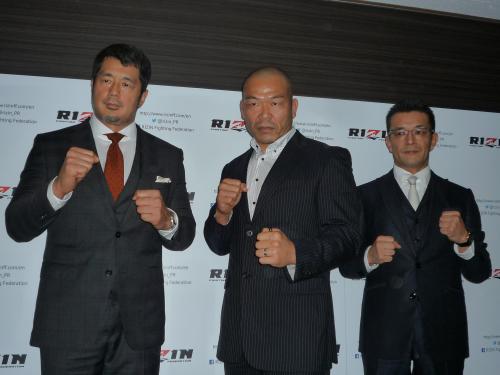 ファイティングポーズをとる（左から）高田本部長、高阪、榊原実行委員長