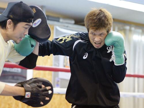 練習を公開した、ボクシングの元世界２階級王者、長谷川穂積