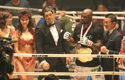 （左から）橋本マナミ、高田統括本部長、ヘビー級トーナメント優勝のキング・モー、榊原実行委員長