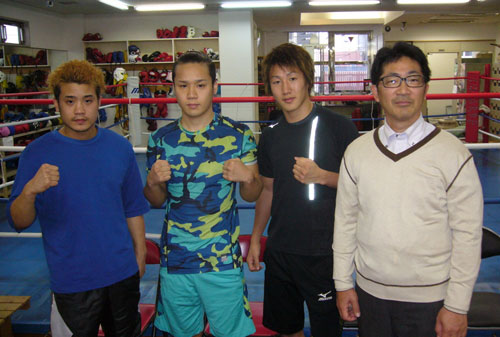 ジム開きでポーズをとる（左から）辰吉、ジム同僚の池水、中沢、吉井会長