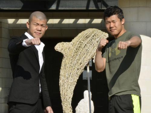 スーパーバンタム級で闘うことを明らかにし、兄の興毅さん（左）とポーズをとるＷＢＯバンタム級元王者の亀田和毅