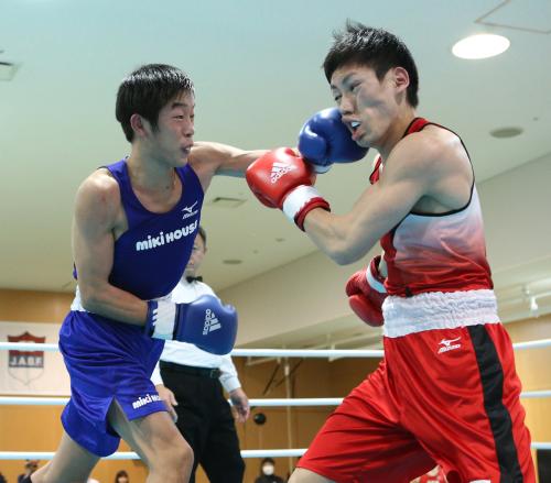＜リオ五輪日本代表選考強化試合＞２Ｒ、成松大介（右）に左ストレートを打ちこむ清水聡