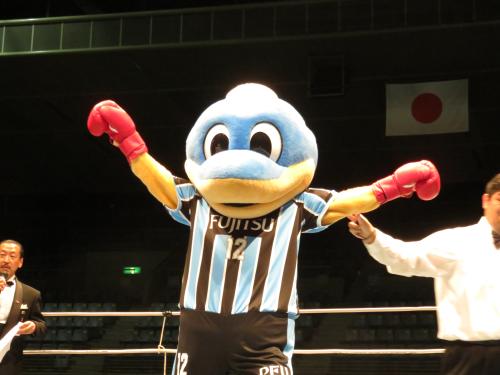 日本マスコット級タイトルマッチで３度目の防衛に成功した川崎Ｆのふろん太