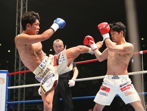 ＜Ｋ－１　－６０Ｋｇ日本代表決定トーナメント＞１Ｒ、皇治（左）は顔面から流血するも卜部功也を激しく攻める