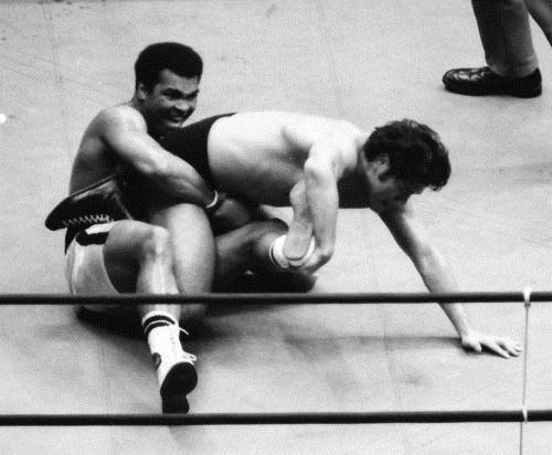 １９７６年６月、アントニオ猪木（右）と対戦するプロボクシングの世界ヘビー級王者ムハマド・アリ氏