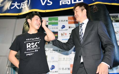 王座決定戦を前に西日本ボクシング協会の井岡弘樹会長（右）からエールを送られた、ＷＢＯミニマム級１位の加納陸