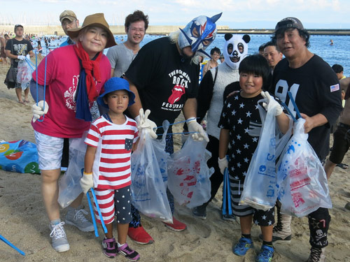 神戸・須磨海岸で子供たちとゴミ拾いする大仁田厚（前列右端）ら