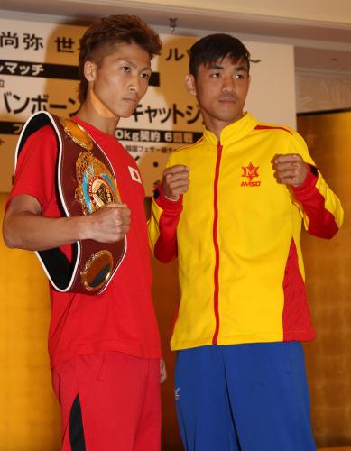 調印式を終え、ファイティングポーズをとる井上尚弥（左）と挑戦者のペッチバンボーン・ゴーキャットジム