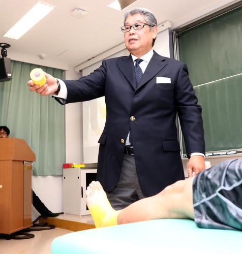 東京医療学院大学でテーピングの理論と実践の講演を行う山本忠雄氏