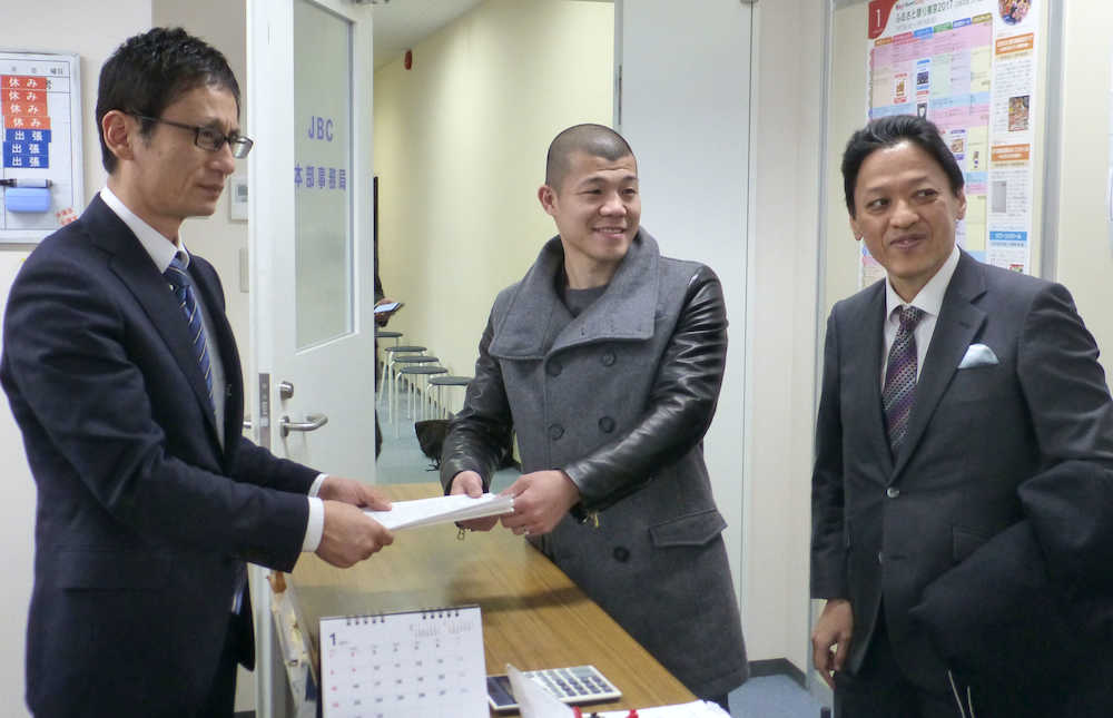 協栄ジムのトレーナーとしてのライセンス申請書類を提出した亀田興毅氏（中央）