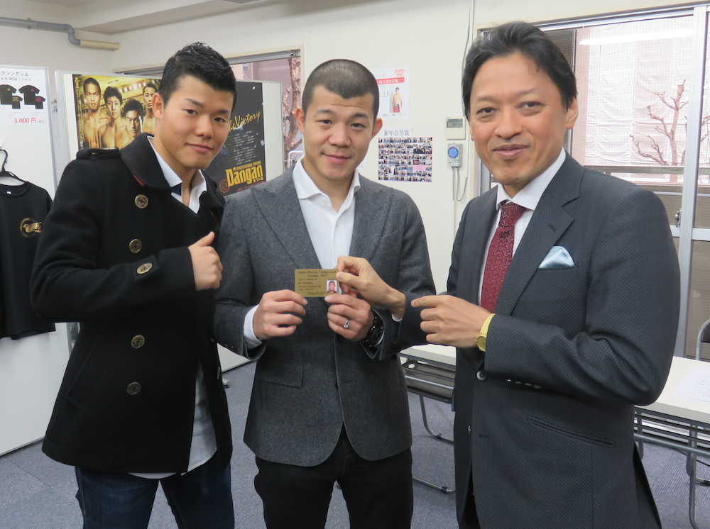 日本復帰戦が決まった亀田和毅（左）、トレーナーライセンスを披露する亀田興毅トレーナー（中）、協栄ジム・金平桂一郎会長