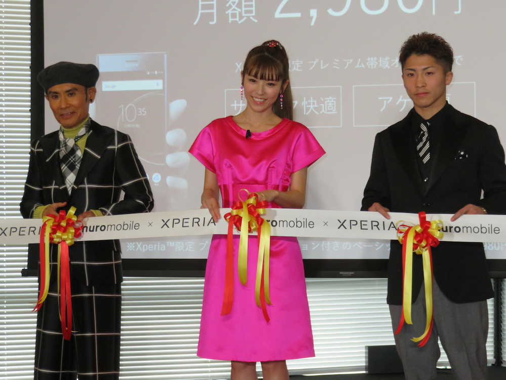 タレントの若槻千夏、片岡鶴太郎（左）とイベントに出席した井上尚弥