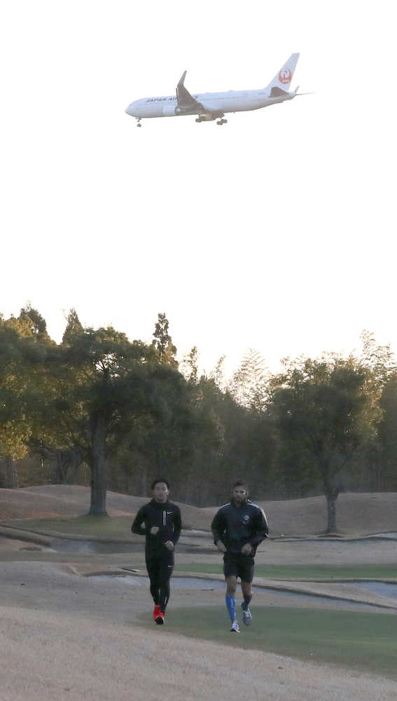 千葉県のゴルフ場で走り込む山中（左）とリナレス