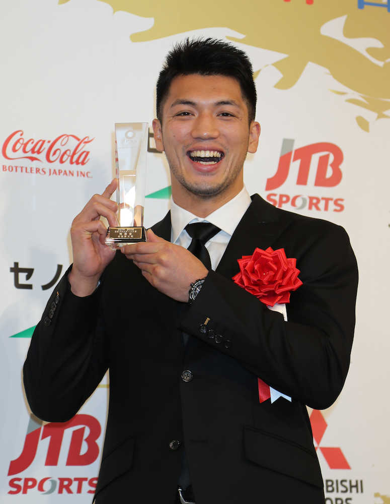 ＜日本プロスポーツ大賞＞殊勲賞の村田諒太がトロフィーを手に笑顔を見せる