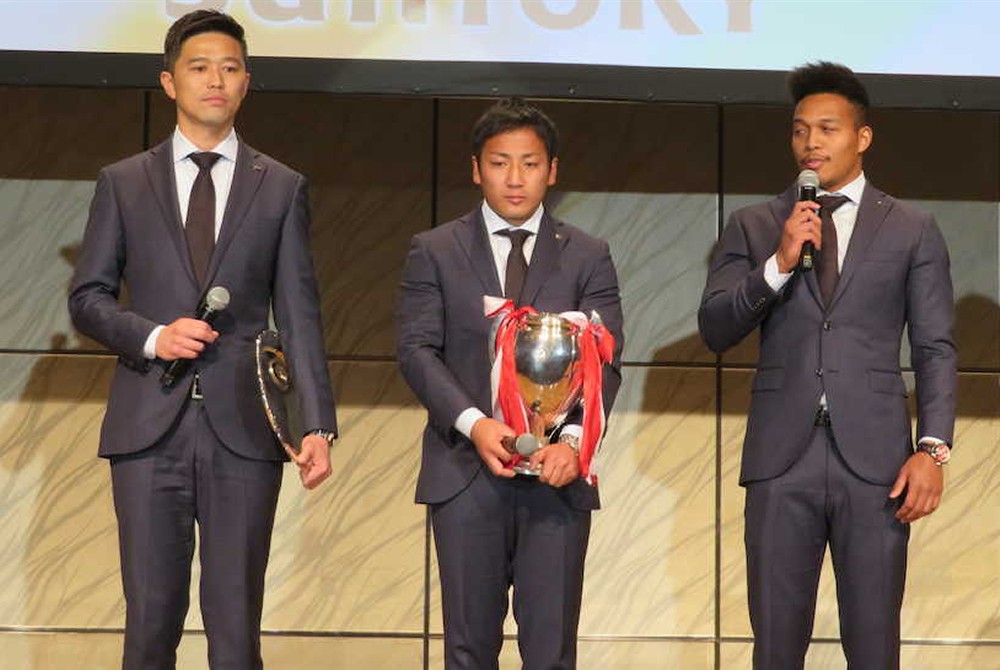 トップリーグ年間表彰式で優勝表彰を受けるサントリーの（左から）沢木監督、流主将、松島