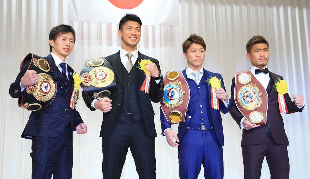 ボクシング年間表彰式でポーズをとる（左から）田口、村田、井上尚、木村