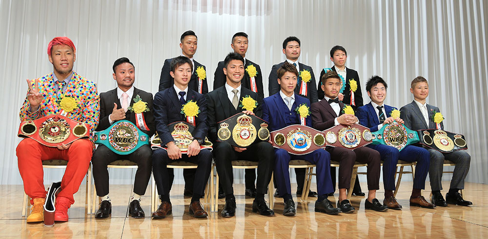 ボクシング年間優秀選手表彰式に集合した（前列左から）京太郎、比嘉、田口、村田、井上尚弥、木村、拳四朗、藤岡（後列左から）下田氏、内山氏、三浦氏、小関氏