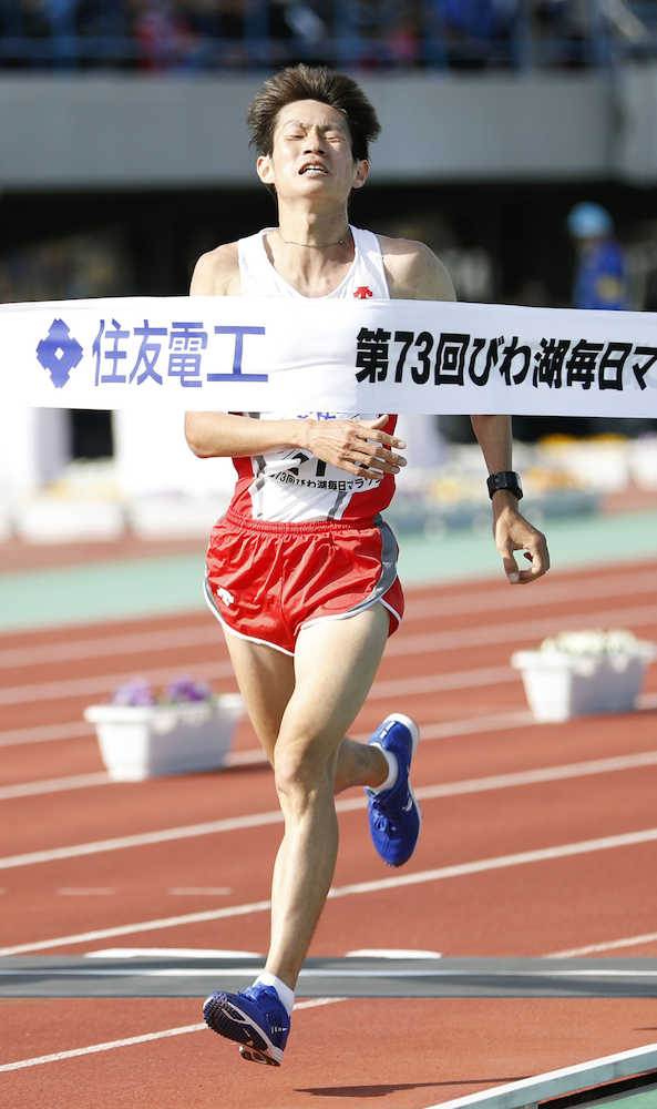 ２時間１０分５１秒で日本人トップの７位に入った中村匠吾