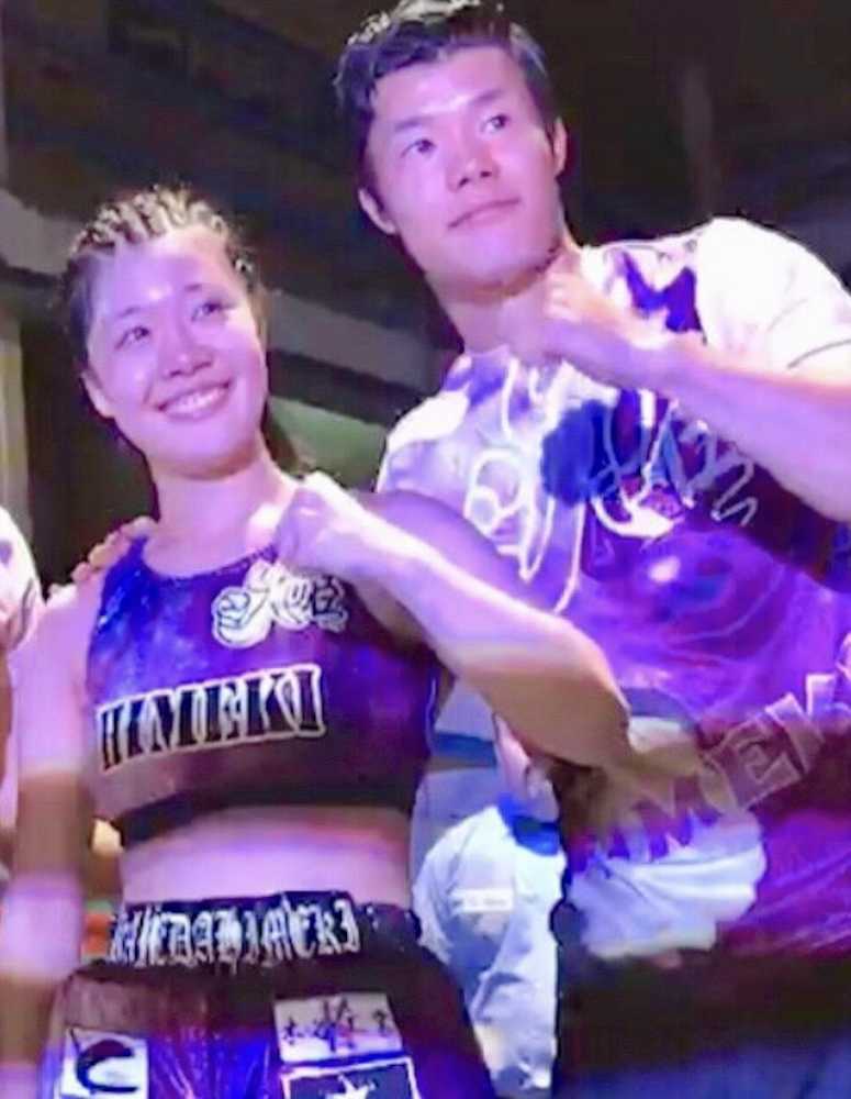 デビュー戦を勝利で飾り笑顔を見せる亀田姫月（左）とセコンドの和毅