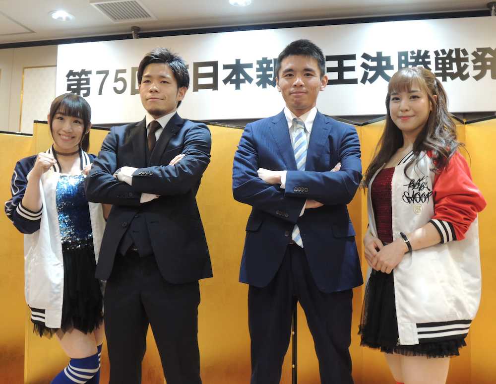 「母校ＰＲのために優勝を」と意気込む太田憲人（右から２人目）と対戦相手の荒川竜平（左から２人目）