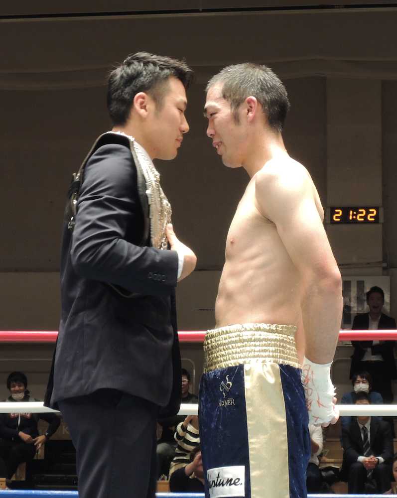 日本ミドル級王者への指名挑戦権を獲得した加藤（右）がリング上で王者・竹迫とフェイスオフ