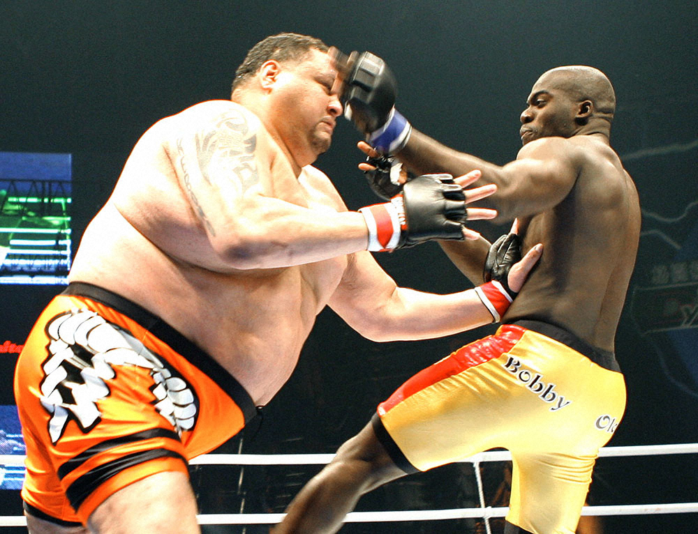 2005年大みそかの「Dynamite!!」で曙（左）と対戦したボビー・オロゴン