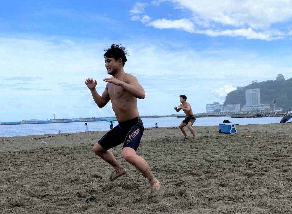 熱海の砂浜でトレーニングする京口紘人（ワタナベジム提供）