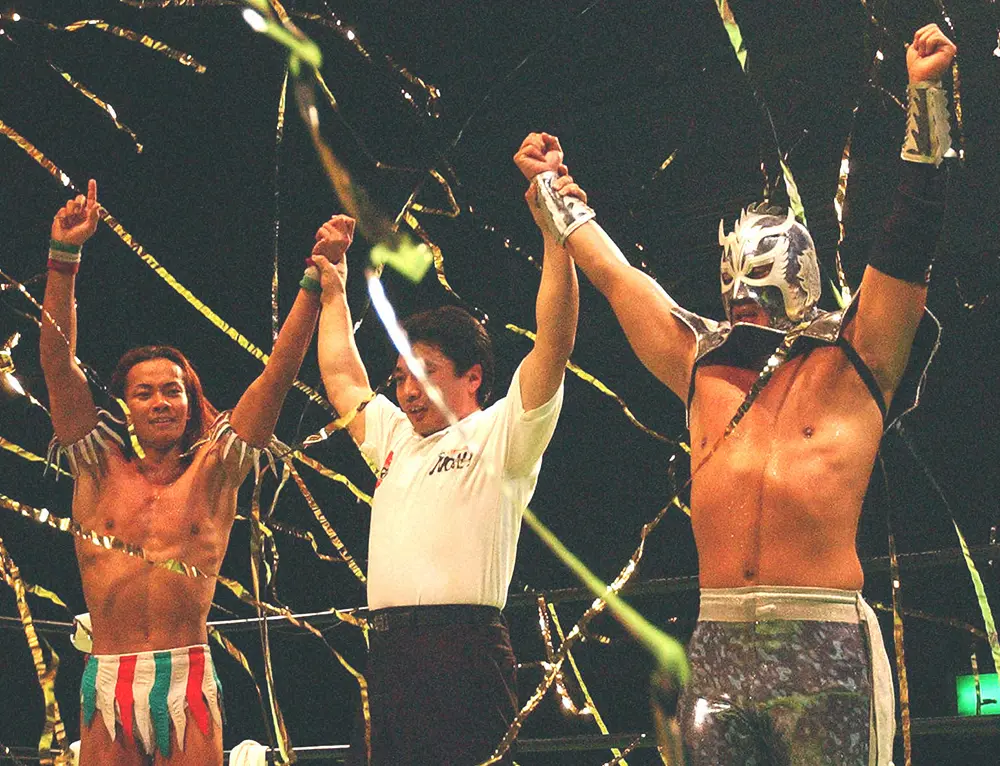 03年第1回ディファカップを制したYOSSINO（左・現吉野正人）とウルティモ・ドラゴン