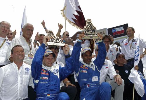 自動車のダカール・ラリーの四輪部門を初制覇し、チーム関係者と喜ぶナセル・アルアティア（前列左から３人目）