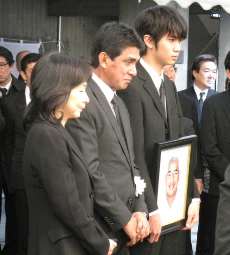 父・正士さんの棺を見送る左から明子夫人、鈴木亜久里、長男・瑞翔さん
