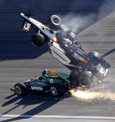 インディカー・シリーズ最終戦の決勝レースで発生した多重事故でコントロールを失い、宙に舞うウェルドン選手のマシン